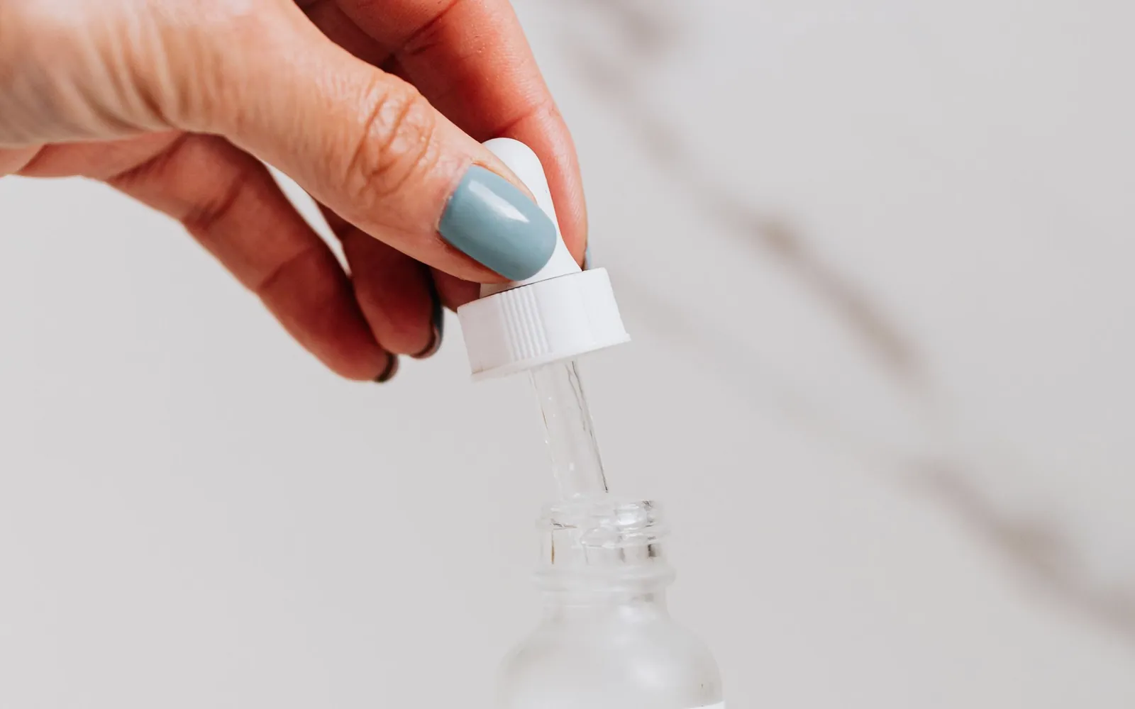 Pipette und Serumflasche auf hellem Marmor