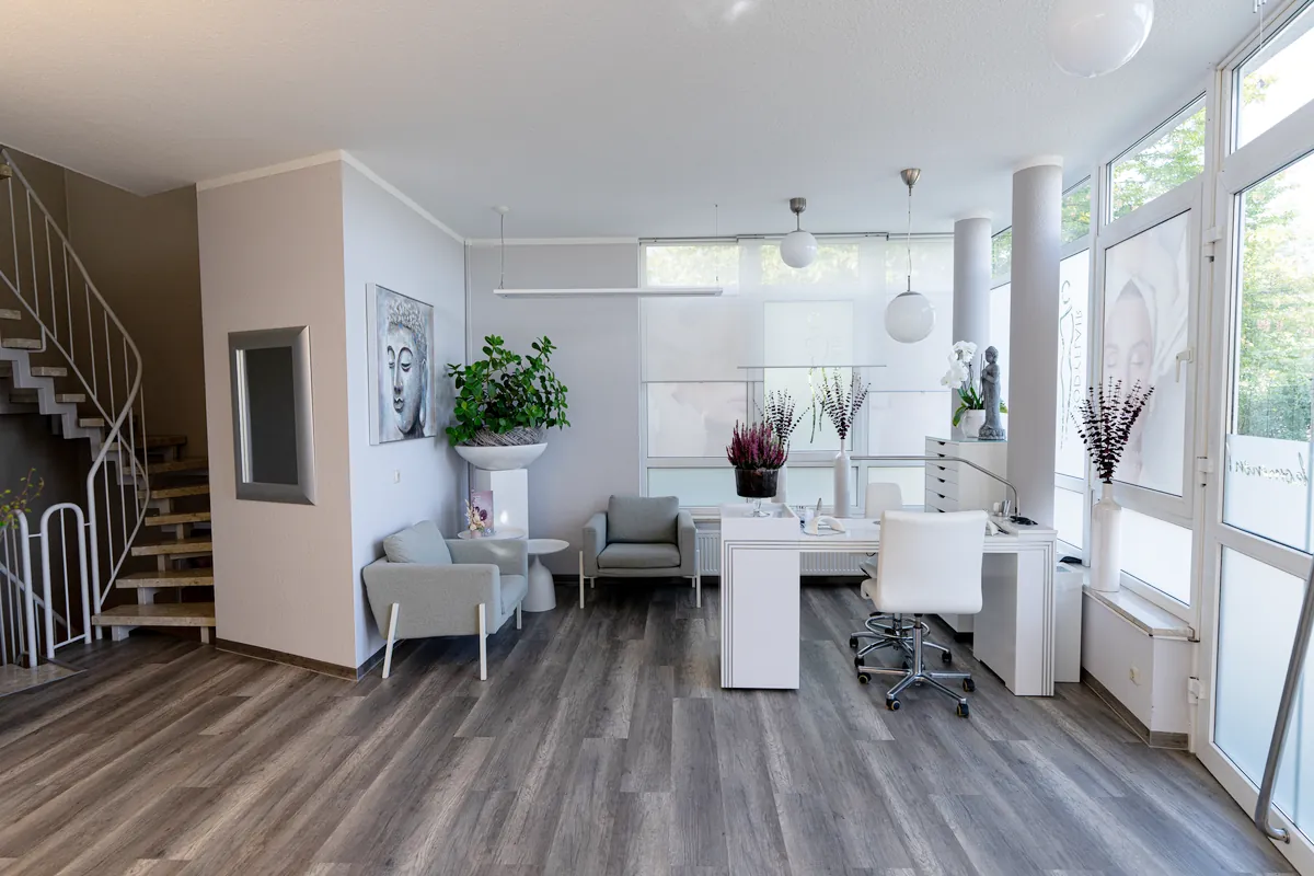 Heller Beratungsbereich von BodyFlair Werdau mit Schreibtisch und Sitzecke