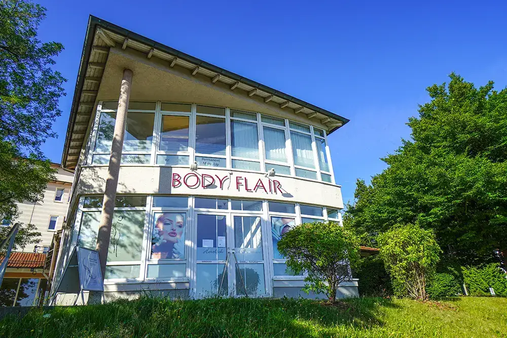 Außenansicht des BodyFlair-Gebäudes in der Zwickauer Straße 50