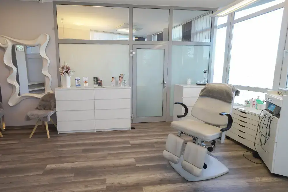 Behandlungsraum mit Kosmetikliege und Schminkplatz bei BodyFlair Werdau