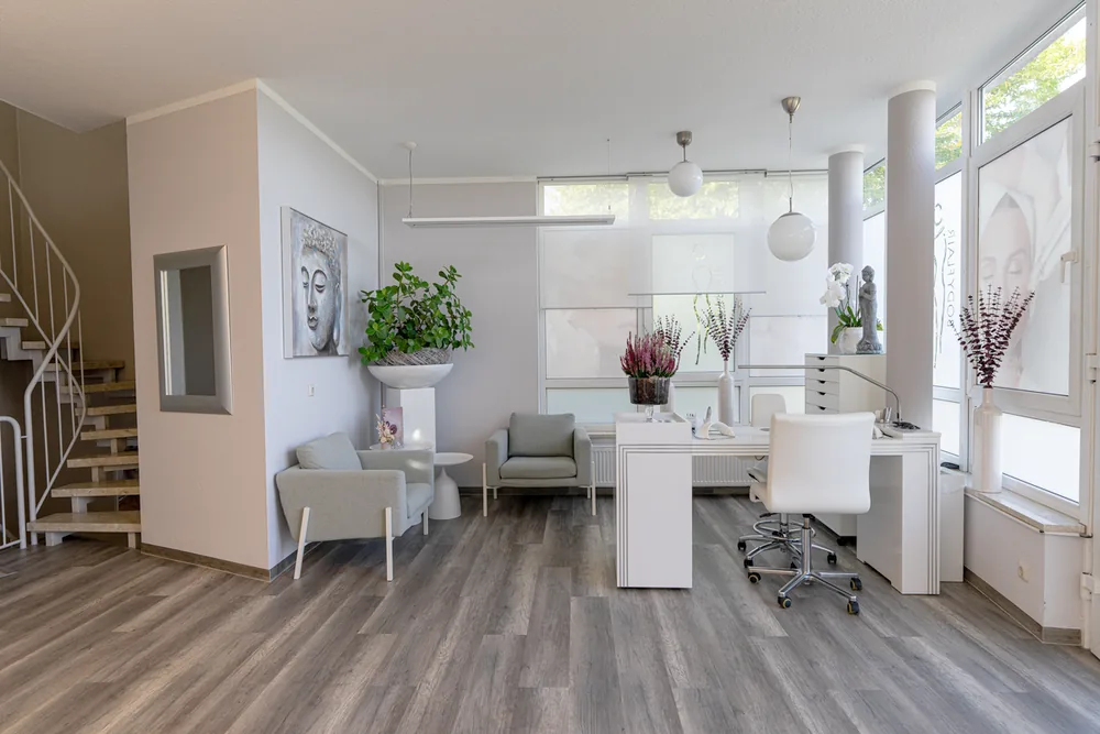 Blick durch das Studio mit Treppe, Sitzecke und Fensterfront