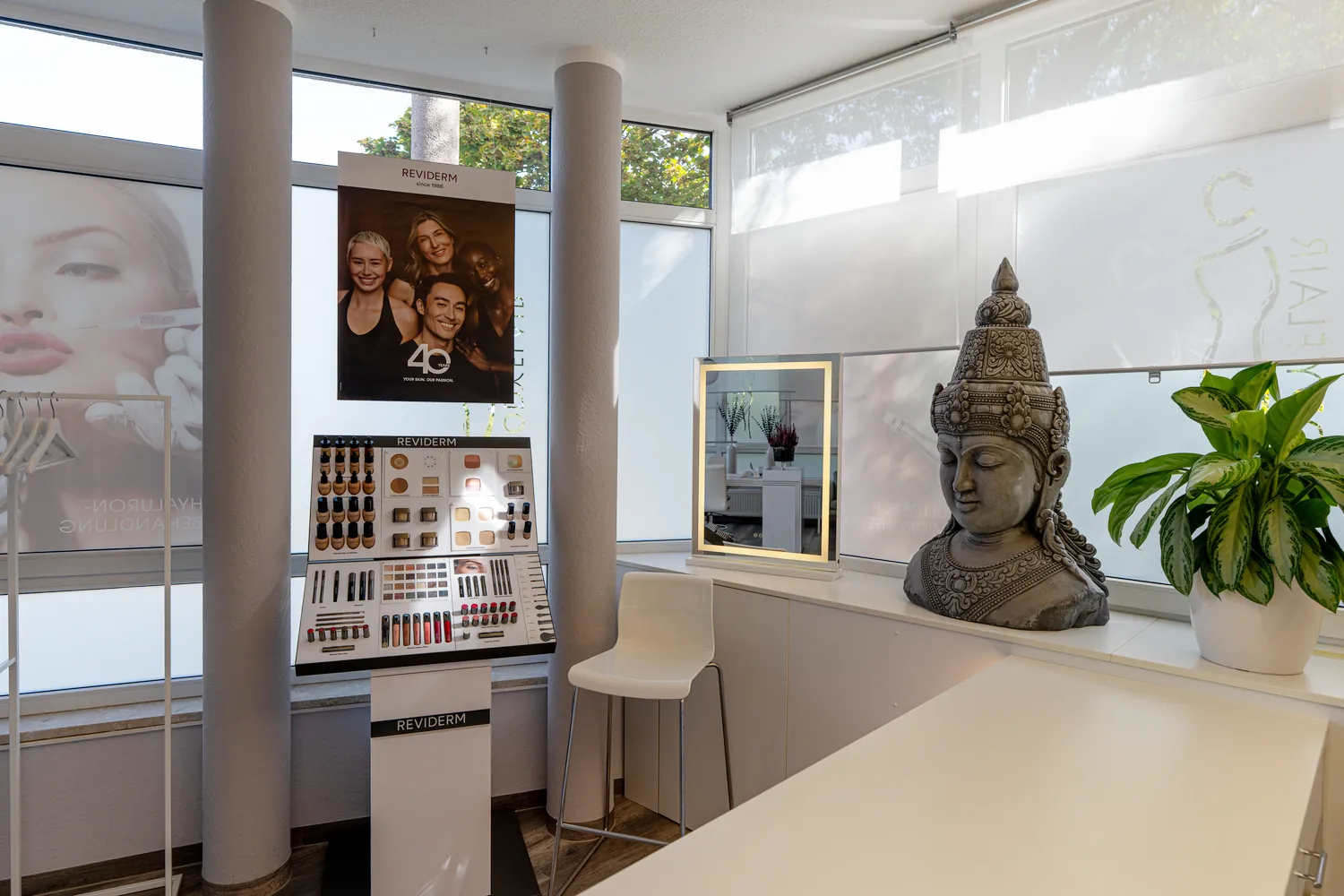 REVIDERM Make-up-Theke mit Farbpalette und Buddha-Figur