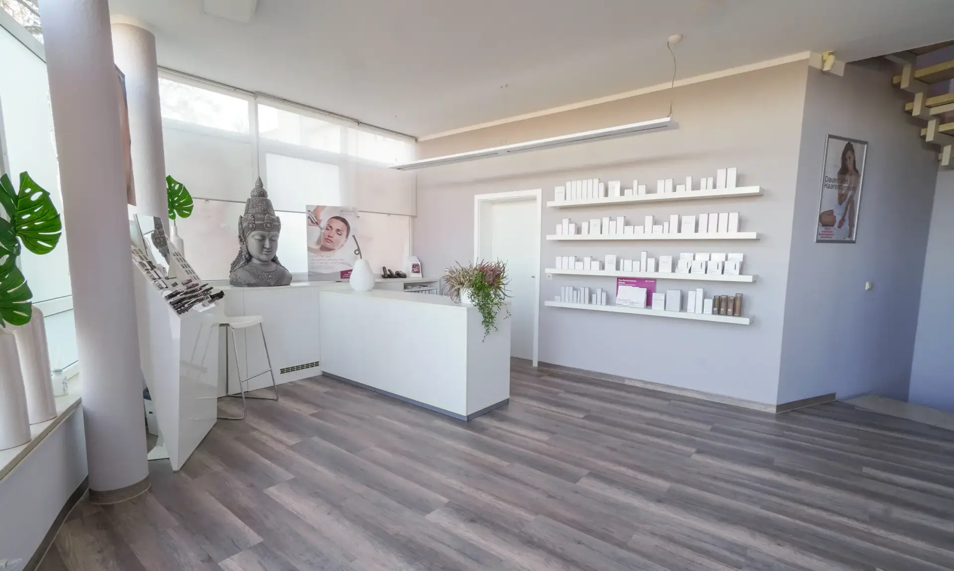 Empfangsbereich von BodyFlair Werdau mit Produktwand und Treppe in die oberen Etagen