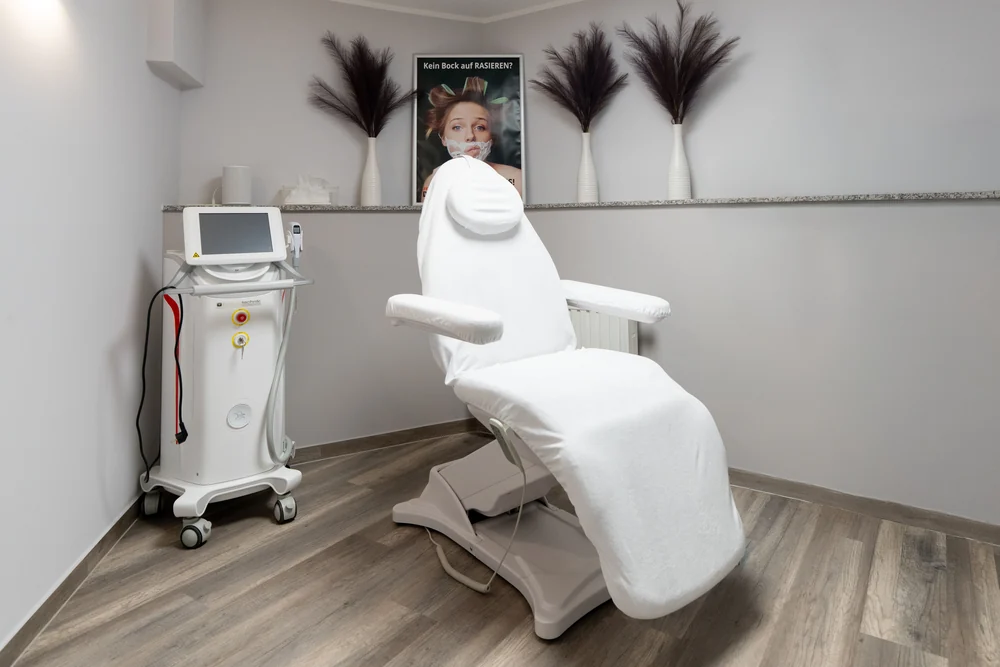 Laserkabine mit 3-Wellen-Diodenlaser und weißer Behandlungsliege