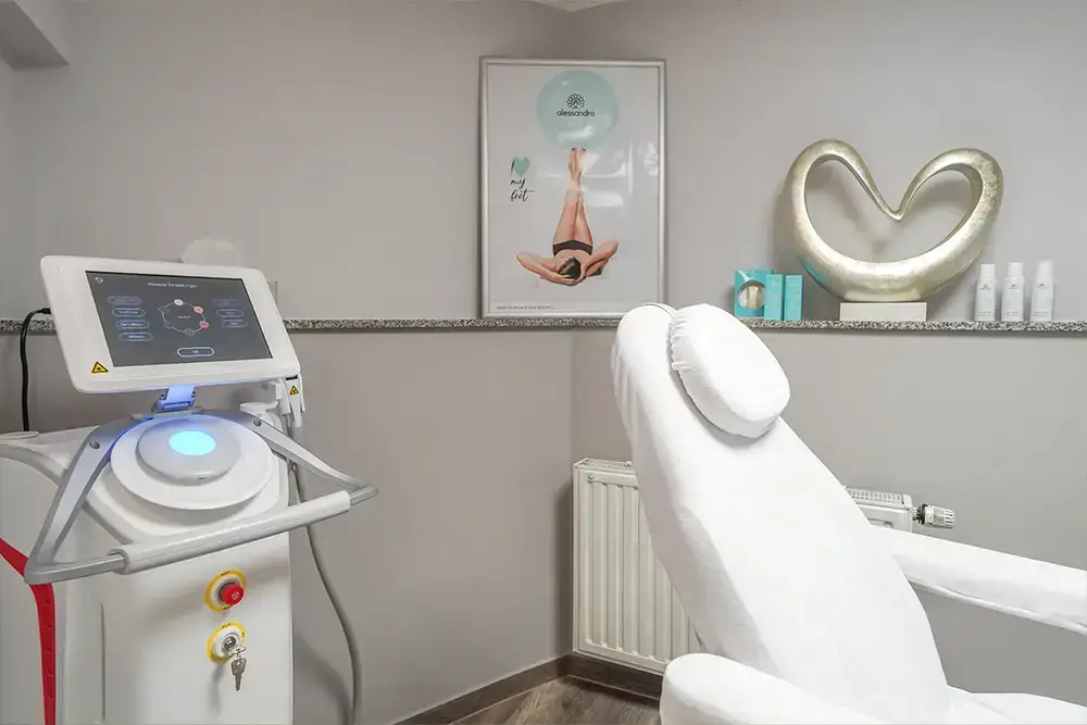 Behandlungsliege neben dem 3-Wellen-Diodenlaser