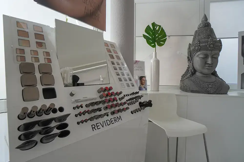 REVIDERM Make-up-Display für die Farbberatung