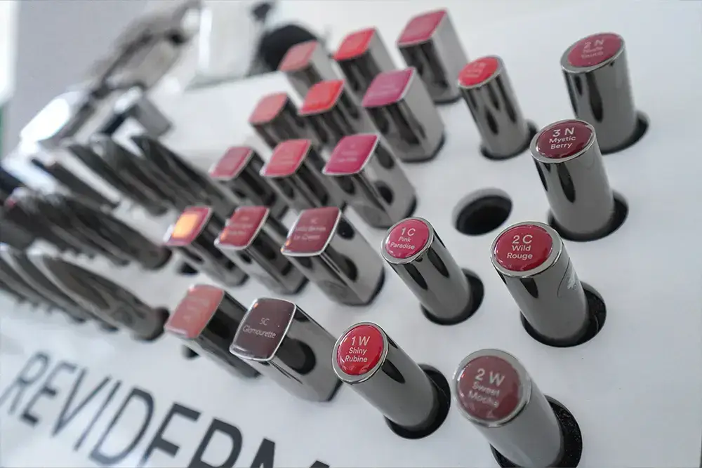 Nahaufnahme der REVIDERM Lippenstift-Farbtöne