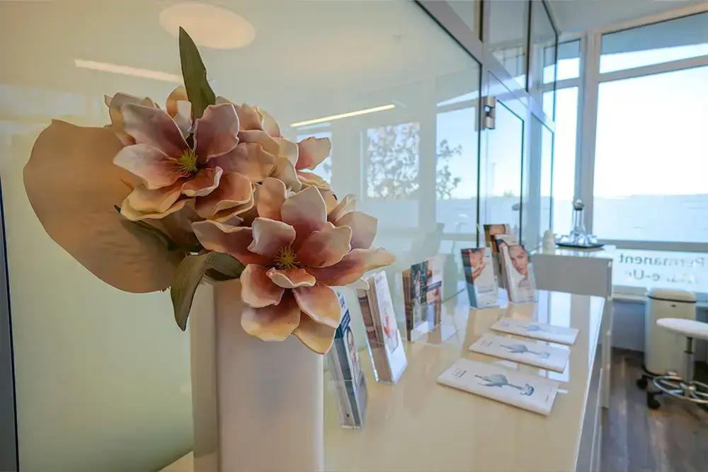 Blumenschmuck und Informationsmaterial auf dem Tresen