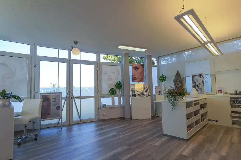Produktbereich mit Beratungsinsel und Tageslicht