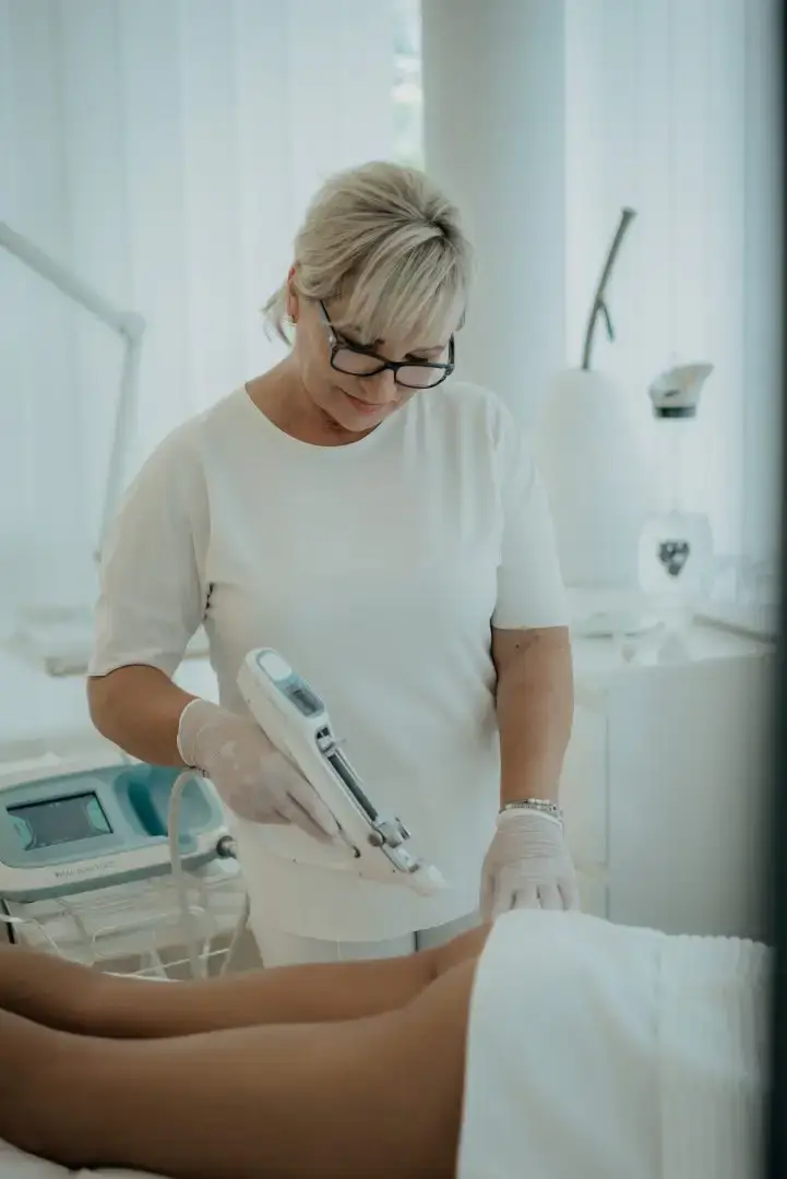 Ilona Fritsche, Heilpraktikerin, bei einer Behandlung im BodyFlair Werdau