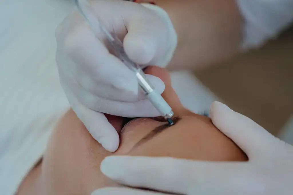 Microblading-Behandlung bei BodyFlair Werdau — naturbelassene Augenbrauen-Zeichnung