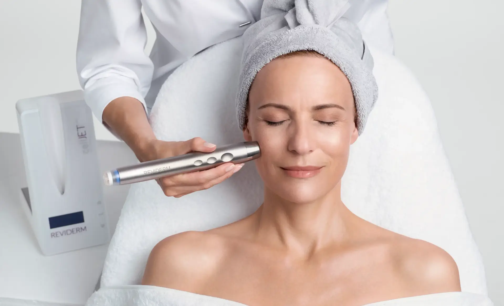 cellJET-Ultraschallbehandlung mit dem REVIDERM-Handstück im Gesicht einer Kundin bei BodyFlair Werdau