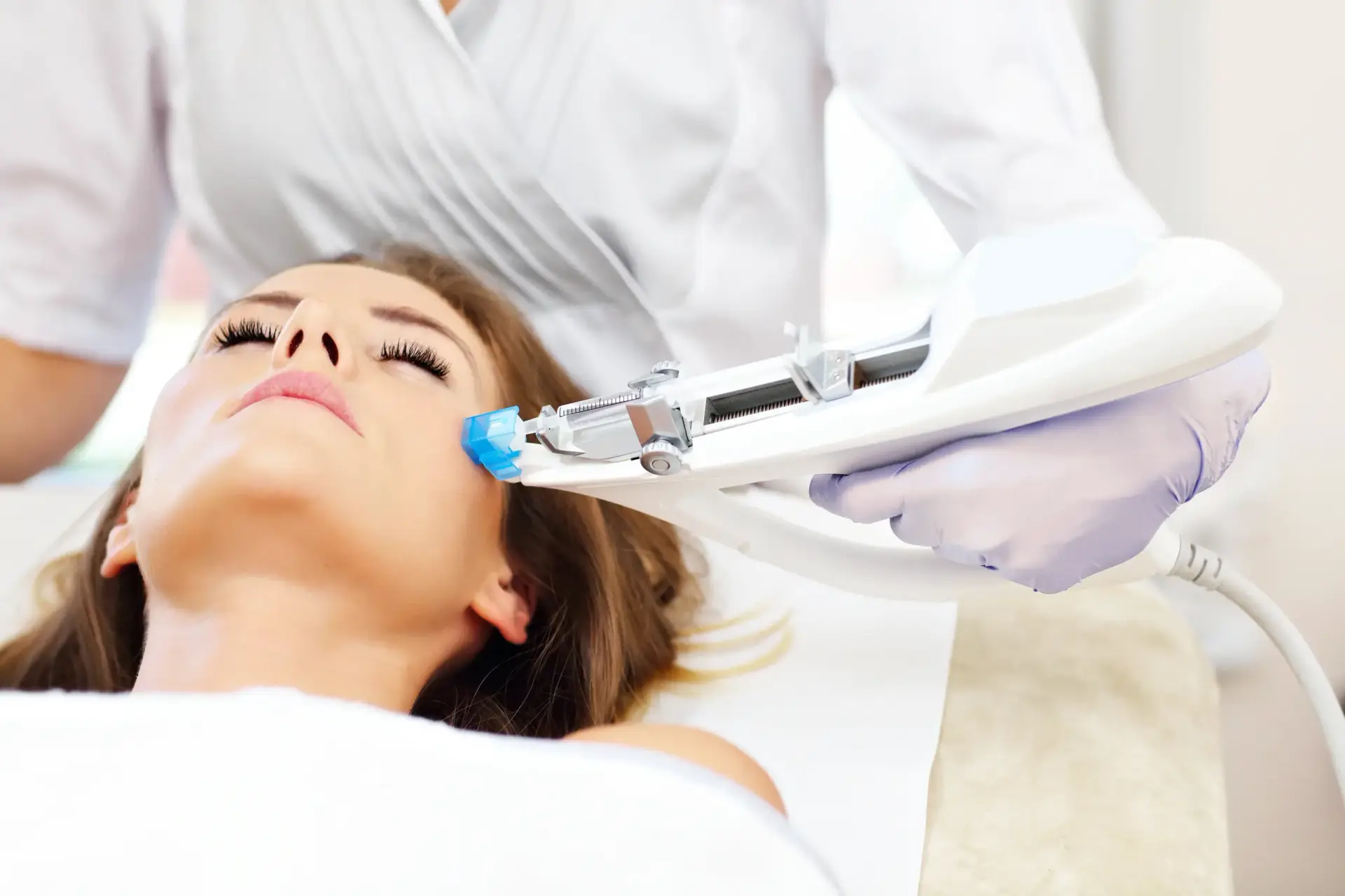 Mesotherapie im Gesicht mit dem Mesogun bei BodyFlair Werdau