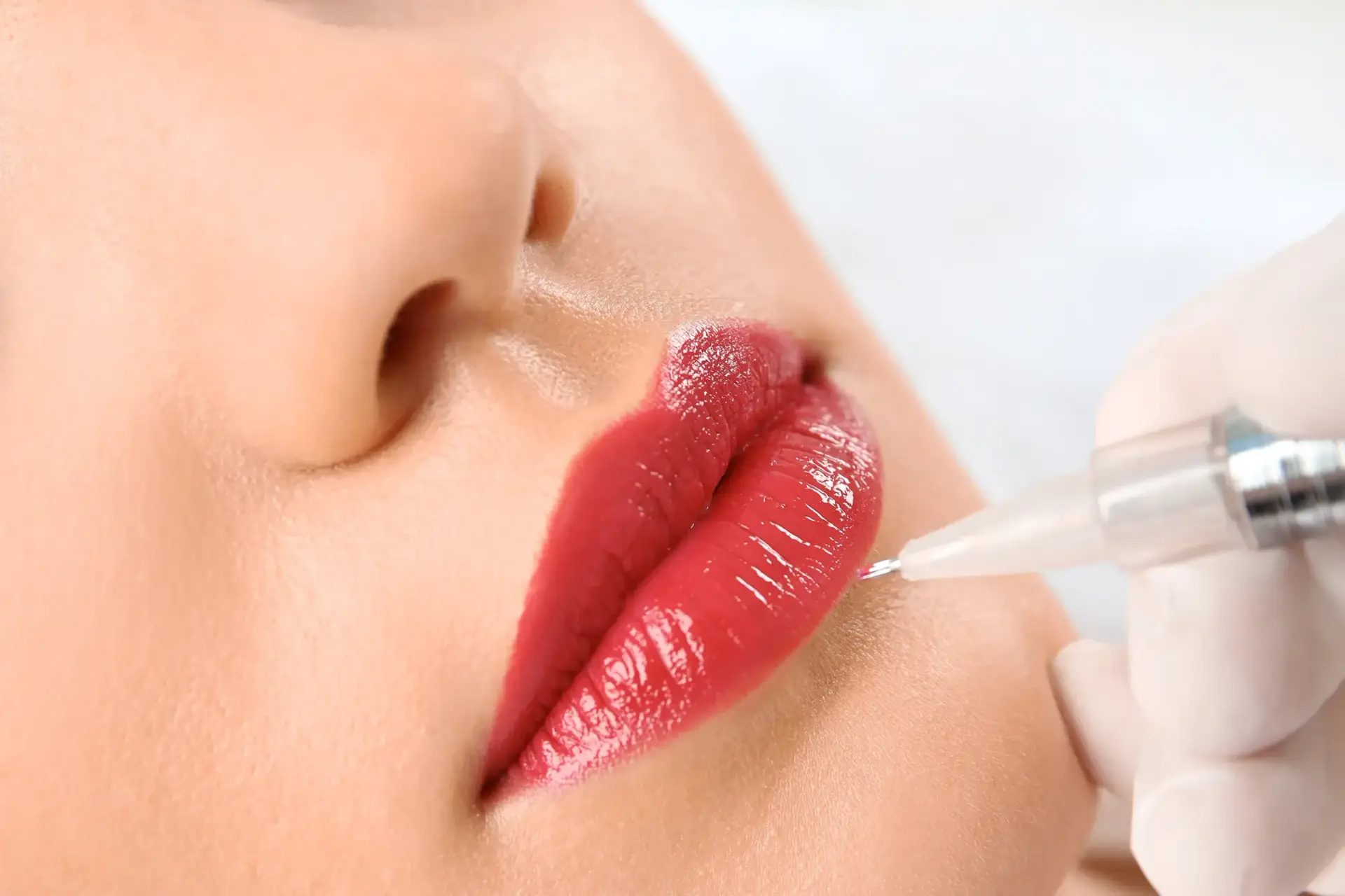 Permanent Make-up: Konturieren der Lippen mit dem Pigmentiergerät