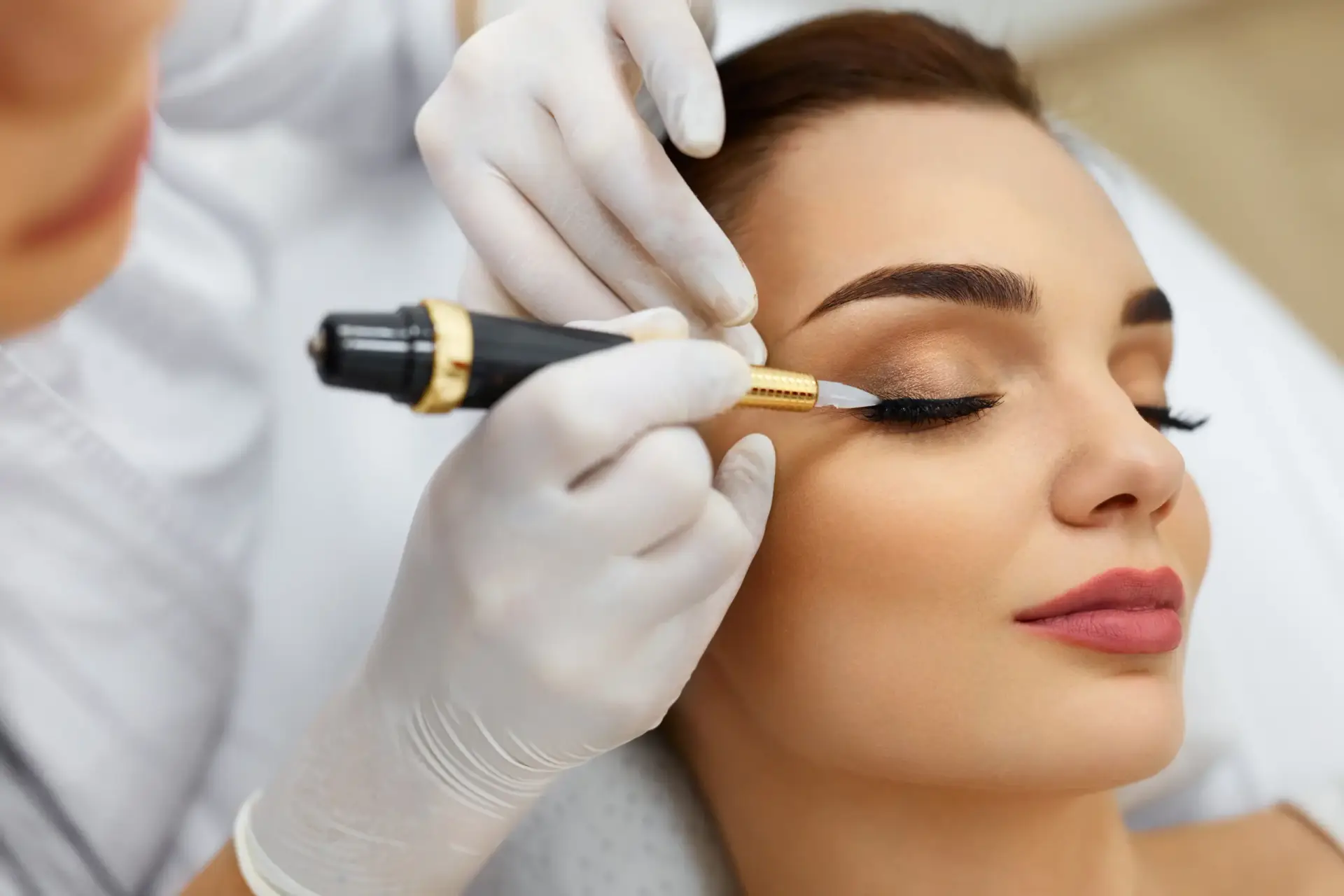 Pigmentierung des Lidstrichs — Permanent Make-up bei BodyFlair Werdau