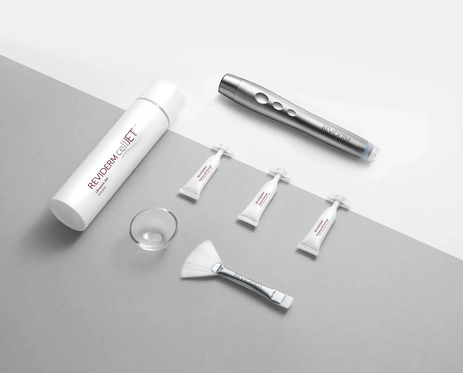 Der cellJET von REVIDERM: Ultraschall-Handstück, Ultrasonic Gel, Formulas-Ampullen und Pinsel