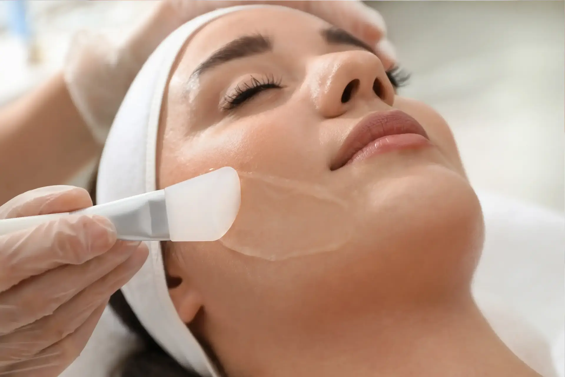 Fruchtsäure-Behandlung (professional acid peel) bei BodyFlair Werdau — Auftragen des Peelings mit dem Pinsel